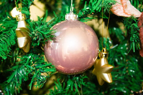 커다란 분홍빛 크리스마스 장식의 — 스톡 사진
