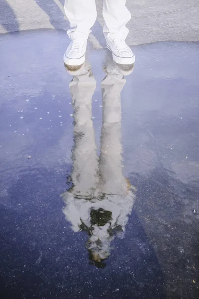 Reflection Standing Man White Shoes Water — Stock Photo, Image