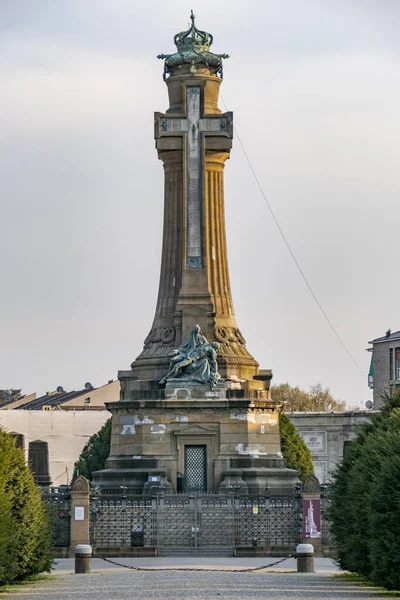 Vertikální Záběr Pomníku Křížem Sochami Dne — Stock fotografie