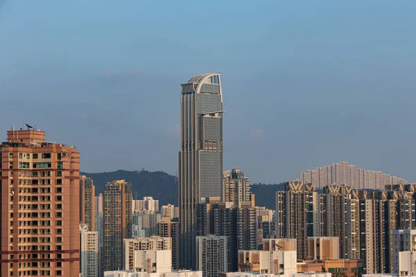 荃湾蓝天下的摩天大楼及茂密的高楼景观 — 图库照片