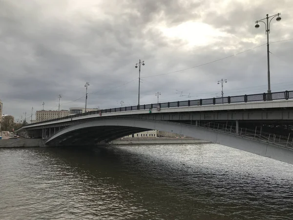 Sebuah Sungai Kota Pada Hari Berawan — Stok Foto