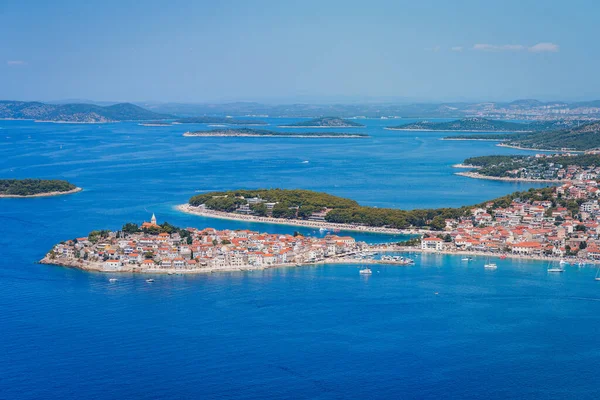 Okouzlující Pohled Vesnici Primošten Obklopenou Mořem Pod Modrou Oblohou Chorvatsku — Stock fotografie