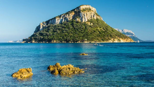 Krásný Výhled Čistou Vodu Obklopenou Skalnatým Mořem Ostrově Sardinie — Stock fotografie