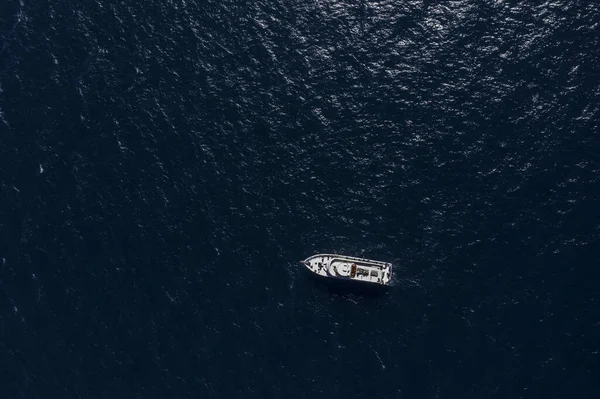 海の真ん中に停めた船の空中ショット — ストック写真