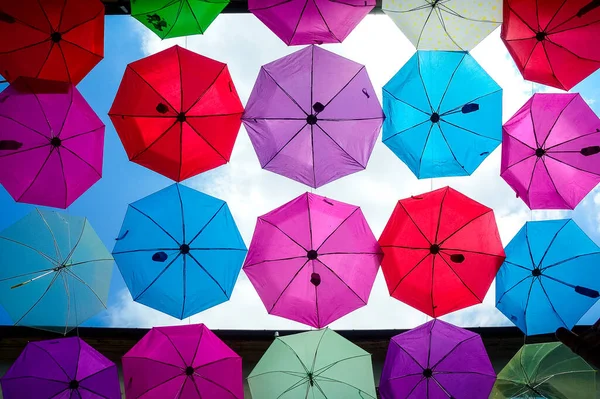 Över Färgglada Paraplyer Som Hänger Gatan Underifrån — Stockfoto