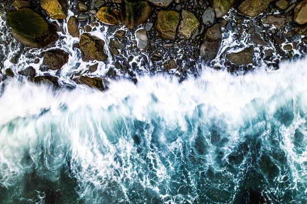 Eine Welle Stürzt Auf Die Strände Islands — Stockfoto