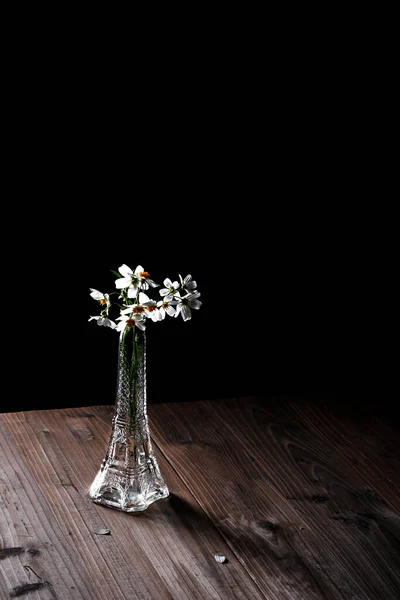 Close Vertical Vaso Transparente Flores Uma Mesa Madeira Contra Fundo — Fotografia de Stock