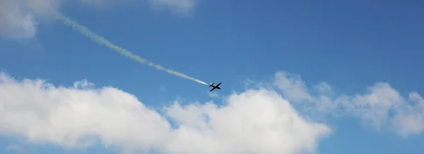 Американский Истребитель Летит Голубом Небе Облаками — стоковое фото