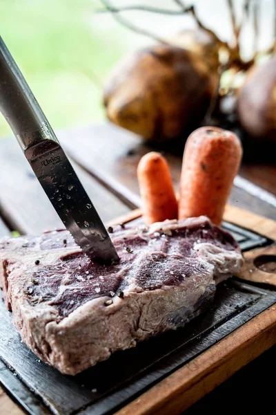 Primer Plano Vertical Cuchillo Filete Crudo Con Zanahorias Una Tabla —  Fotos de Stock