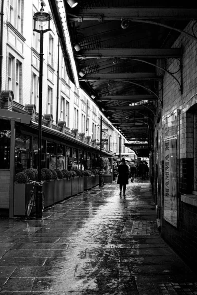 Uma Foto Tons Cinza Uma Rua Rainy London Lado Teatro — Fotografia de Stock