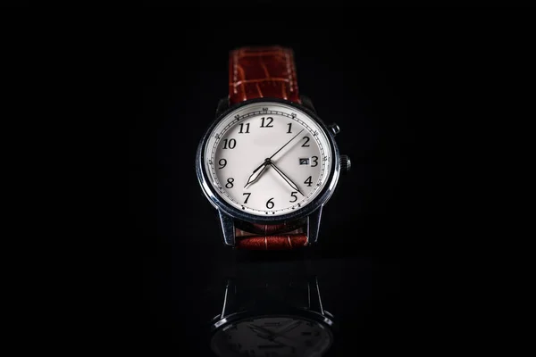 Elegante Reloj Masculino Con Cuero Marrón Aislado Sobre Fondo Negro — Foto de Stock