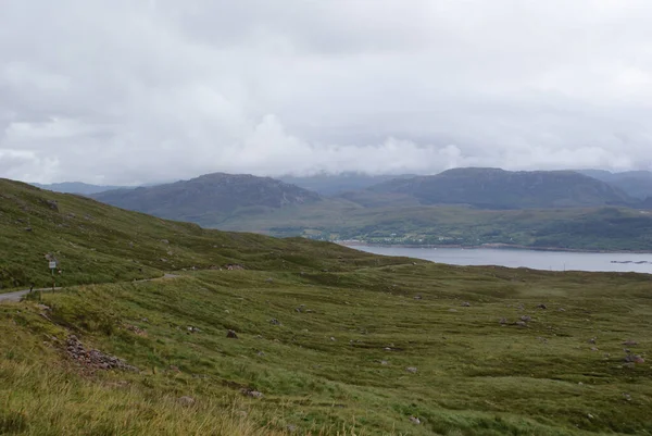 Piękny Widok Zielonego Krajobrazu Pobliżu Morza Pod Zachmurzonym Niebem Szkocji — Zdjęcie stockowe