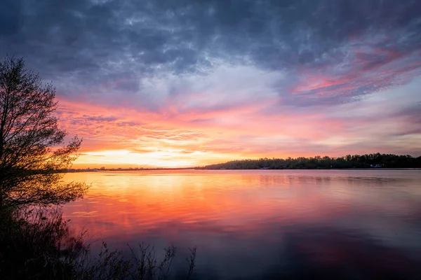Eine Schöne Aufnahme Eines Farbenfrohen Sonnenuntergangs Über Einem Fluss Abend — Stockfoto