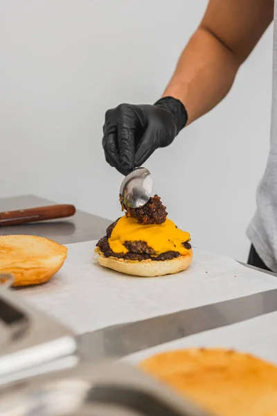 Vertical Shot Gloved Chef Preparing Juicy Burger — Stock Photo, Image