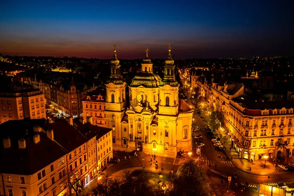 Een Luchtfoto Van Sint Nicolaaskerk Historische Gebouwen Van Praag Nachts — Stockfoto