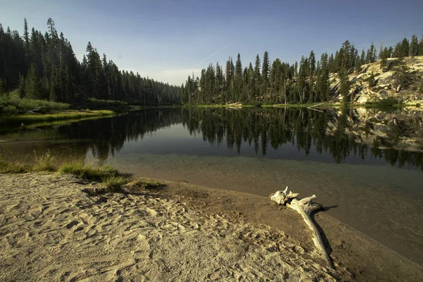 Ein Schöner Blick Auf Einen See Mit Dem Spiegelbild Der — Stockfoto