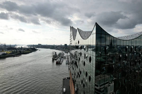 Het Elbphilharmonie Gebouw Onder Een Stormachtige Hemel Aan Elbe Rivier — Stockfoto