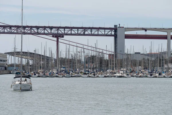 Krásný Plachetnice Opouští Alcantara Dock Lisabonu Most Přes — Stock fotografie