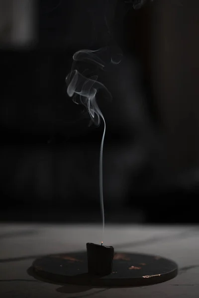 Plan Vertical Fumée Une Bougie Dans Une Pièce Sombre — Photo