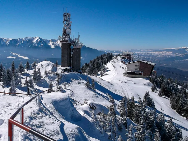 Een Gebouwen Besneeuwde Berg Winter Brasov Roemenië — Stockfoto