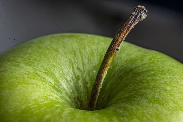 Makro Záběr Zelené Jablko Stonek Tmavém Pozadí — Stock fotografie
