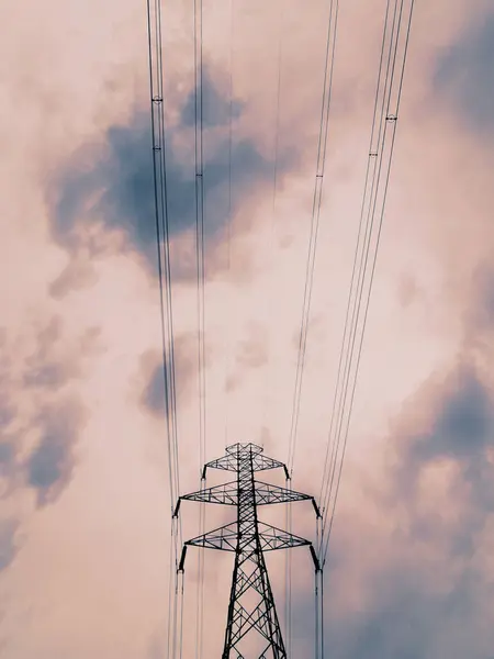 Disparo Vertical Bajo Ángulo Las Líneas Transmisión Electricidad Contra Cielo — Foto de Stock