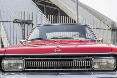 Hırvatistan 'ın Zadar kentinde düzenlenen klasik bir araba sergisinde kırmızı bir Opel Rekord arabası sergilendi