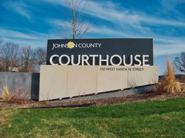 Olathe, Kansas 'taki Johnson County Adliyesi' nin yerini gösteren bir tabela.