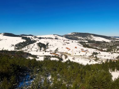Gündüz vakti mavi gökyüzü olan karlı dağların güzel bir görüntüsü.