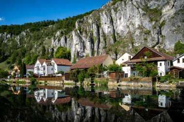 Almanya 'nın Bavyera kentindeki Markt Essing köyü ve Altmuhl nehrinin manzarası