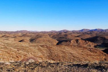 Namibya 'da güneşli bir günde güzel bir dağ manzarası