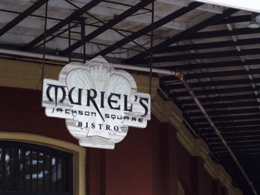 New Orleans 'ın Fransız Mahallesi' ndeki Muriel Jackson Meydanı tabelasının güzel bir fotoğrafı.