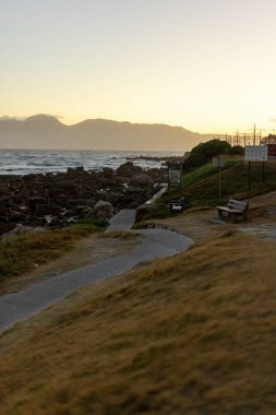 Güzel bir manzaranın dikey çekimi, Aziz James, Kalk Körfezi, Muizenberg, Cape Town