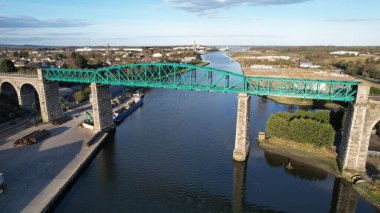 Gün batımında nehir üzerindeki Boyne Viyadük demiryolu köprüsünün havadan görüntüsü, County Louth, İrlanda