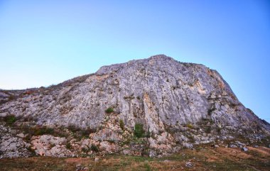 Romanya 'daki mavi gökyüzüne karşı Karpat Dağları' na yakın çekim