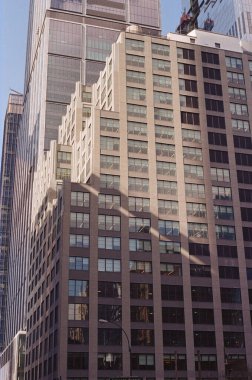 Modern binanın dış kısmının dikey görüntüsü.