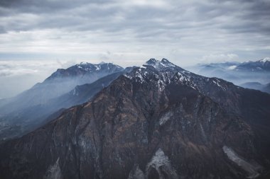 İtalya, Lombardy, Como yakınlarındaki Lecco 'daki Piani dei Resinelli' nin karlı dağlarının hava görüntüsü.