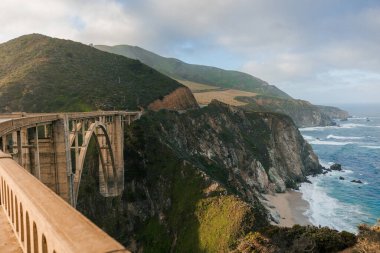 Nehrin üzerinden dağlara giden bir köprü görüntüsü