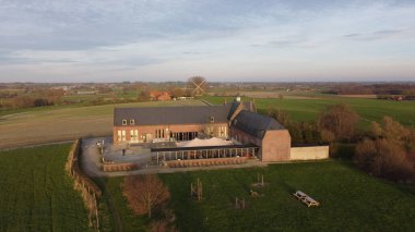 Gün batımında Poelberg dağının güzel bir manzarası.