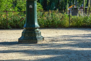 Paris 'teki ikonik Wallace çeşmesinin, Fransa' nın ağaçlı ve çimenli bahçesinin yakın çekimi.