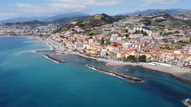 Riva del Garda, İtalya 'da deniz manzarası ve binalar