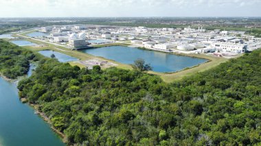 Ormanın yakınındaki beyaz binaların güzel manzarası.