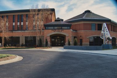 Kansas Belediye Binası girişinde metal heykel manzarası