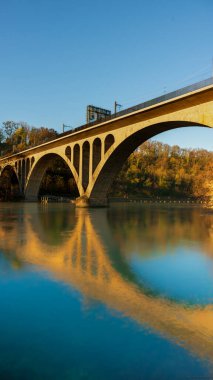Jonction, Cenevre 'deki Rhone Nehri üzerindeki bir köprünün dikey çekimi.