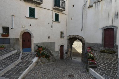 İtalya 'nın Abruzzo bölgesindeki bir ortaçağ köyü olan Castrovalva evleri arasında dar bir sokak.