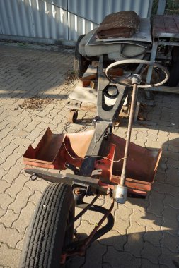 Horstmar 'daki araba müzesinde kendi kendine yapılmış üç tekerlekli bir bisikletin direksiyonu.