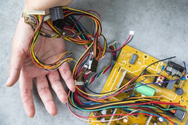 Elektronik anakart ve izometrik işlemci mikroçip dijital yaşam konseptiyle insan eline bağlı.