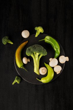 Siyah tabakta mantarlı, dikey brokoli.