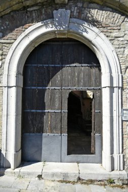 İtalya 'nın Basilicata bölgesindeki Guardia Perticara köyündeki eski bir kapının dikey görüntüsü.