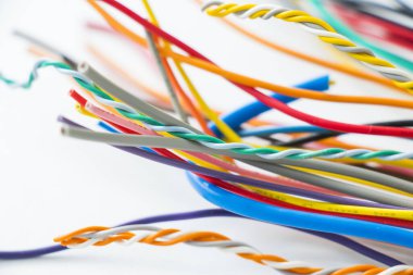 Beyaz arkaplanda renkli internet ve elektrik kablolarının yakın çekimi